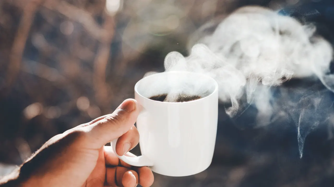 Mirëmëngjesi! A e dini që një filxhan kafe mund t’ju shpëtojë nga vdekja e hershme?