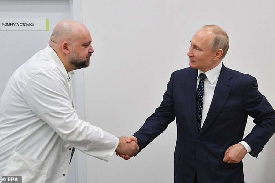Shtrëngoi duart me Putin, rezulton pozitiv me koronavirus mjeku rus