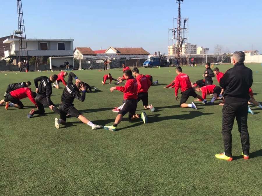 Futbollistët e Drenicës ndihmohen me pako ushqimore nga Komuna e Skenderajt