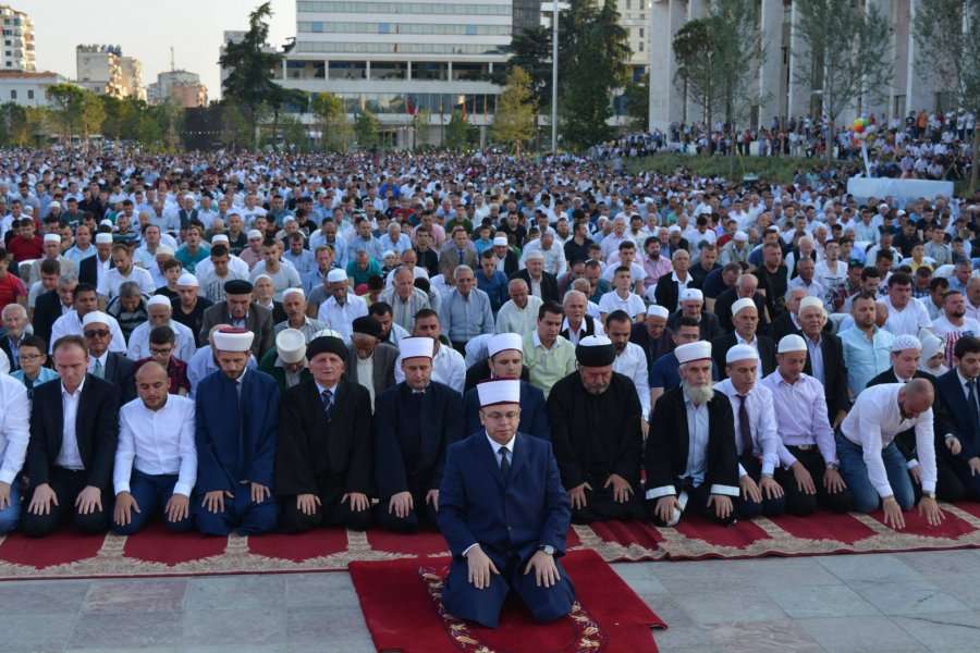 Në Shqipëri, Bajrami do të falet në xhami, jo në sheshin “Skënderbej”