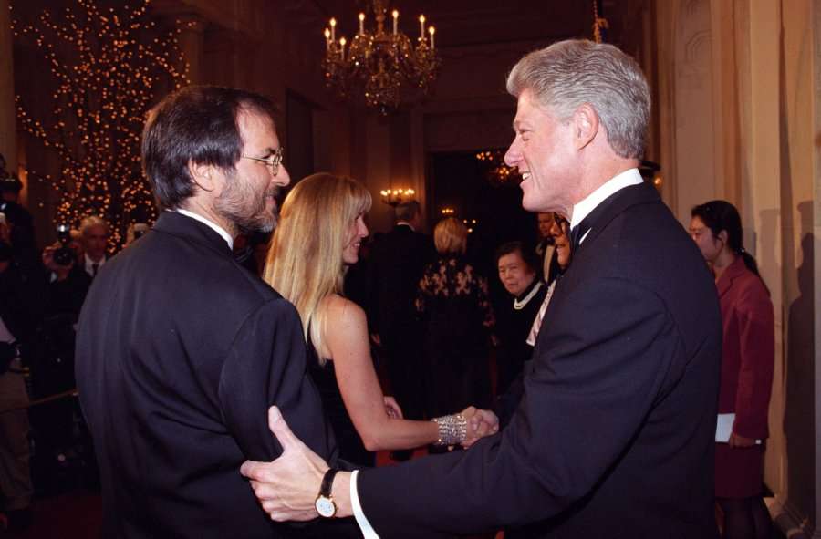 Bill Clintoni falënderonte Steve Jobsin për 27 kompjuterët dhuruar Kosovës më 1999