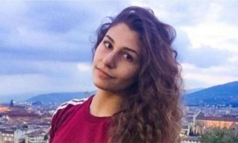 Itali, vrau me thikë babain e dhunshëm, gjykata e lë të lirë 20-vjeçaren