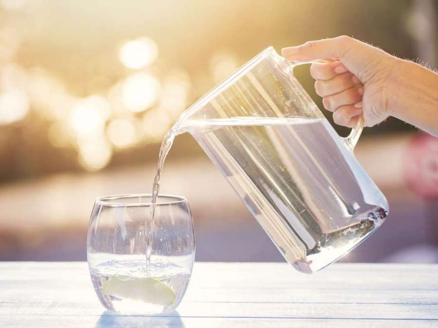 Uji që duhet të konsumoni sipas peshës trupore