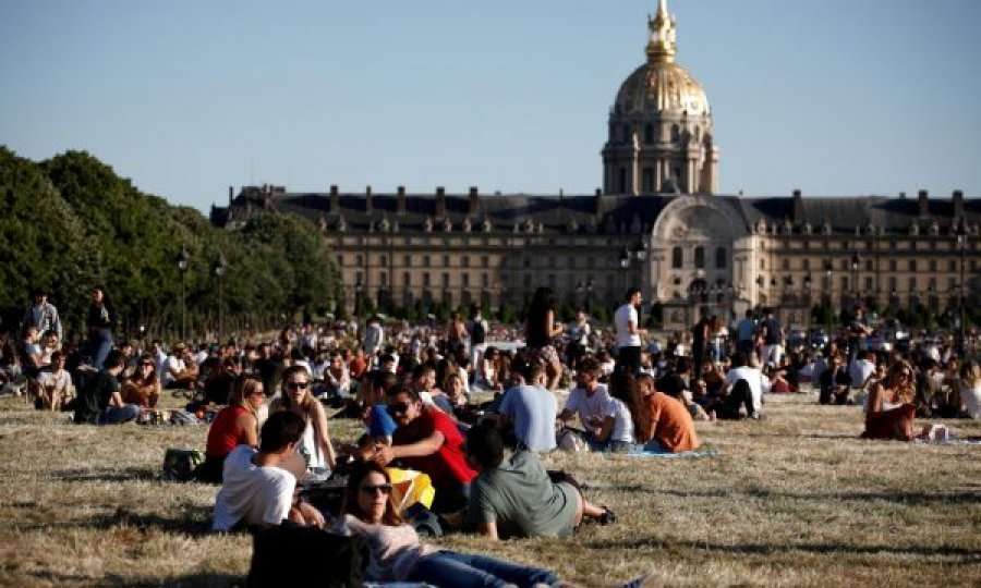Franca gati për sezonin turistik: Nga e marta hapen baret, restorantet, plazhet dhe parqet