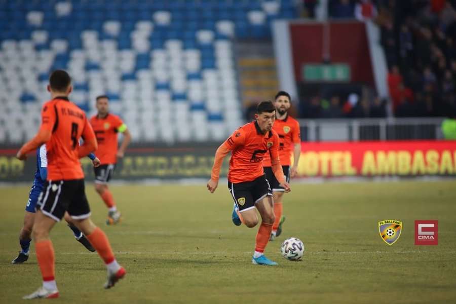 Disa klube turke pas Jetmir Topallit të Ballkanit