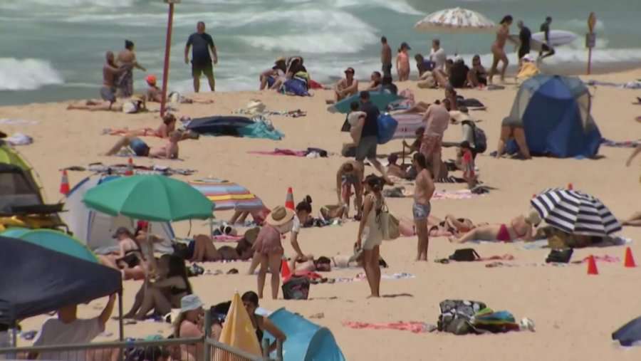 Australia harron pandeminë, qytetarët dynden në plazhe në valën e parë të të nxehtit