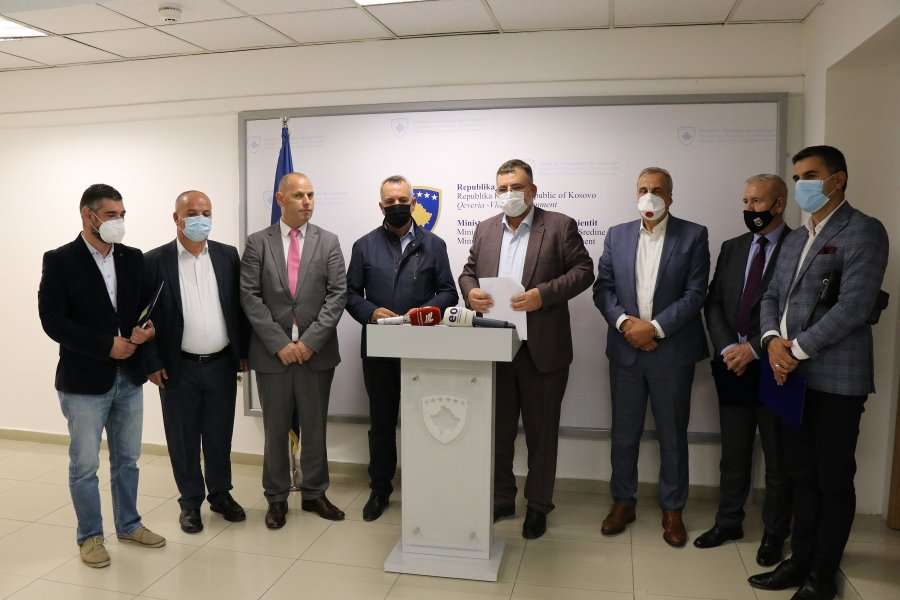 Ndahen fonde për 12 komuna të Kosovës për pajisje teknologjike për shkolla të mesme