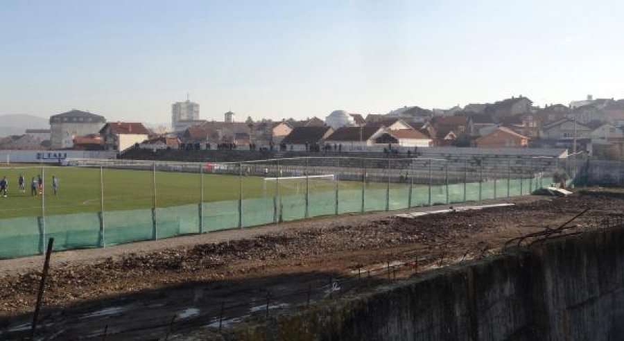 'Ministria më mirë ta ndërtojë stadiumin në Gjilan se sa të sponsorizojë klipet e këngëtarëve'