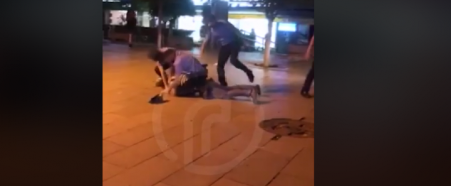 Për një maskë policia rrah qytetarin në qendër të Prishtinës në sy të fëmijëve (VIDEO)