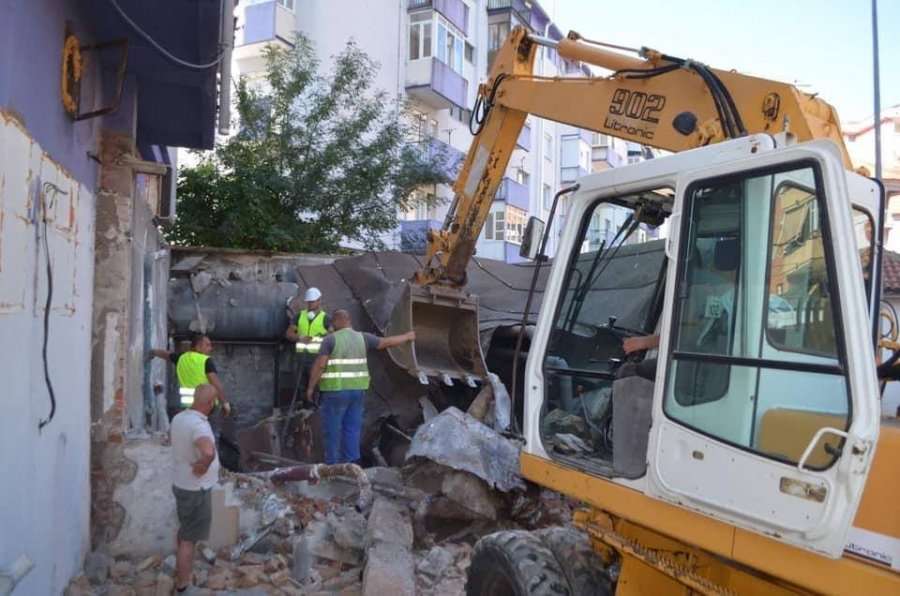 Rrënohet një pjesë e objektit të Komunës së Mitrovicës, paraqiste rrezik për qytetarët