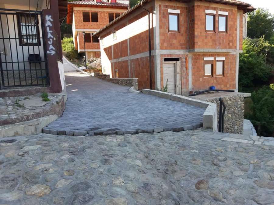 Komuna e Prizrenit zëvendëson kalldrëmin me kube betoni, QRTK-ja e cilëson të papranueshëm projektin