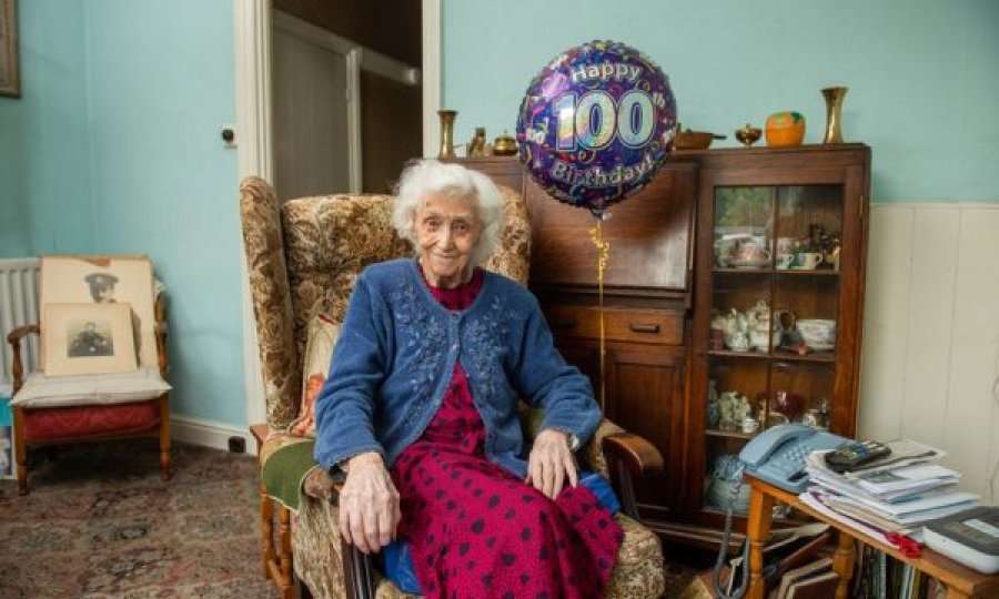 Gruaja që jetoi 100 vite në shtëpinë e njejtë