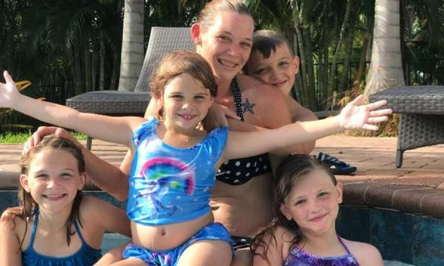 Humbi punën për shkak të Covid-19, nëna po mbijeton falë biznesit të katër fëmijëve të saj të vegjël