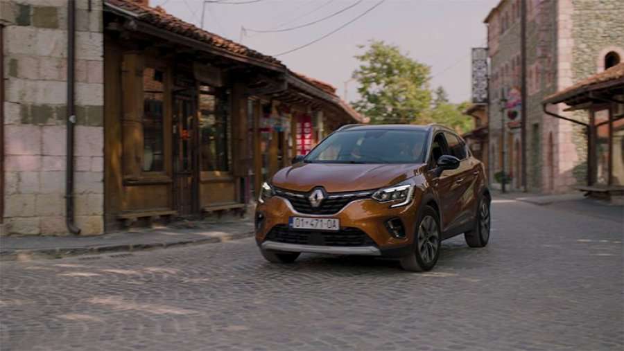 Me melodinë e Jusuf Gërvallës, në rrugët e Gjakovës prezantohet Renault Captur 2020!
