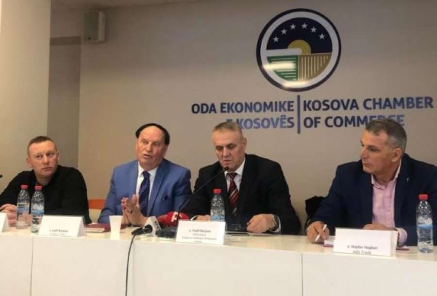 Shoqata e Naftëtarëve kundër udhëzimit, i cili parasheh pastrimin e rezervuarëve të naftës çdo tre vjet