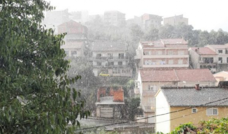 Bie bora e parë në Kroaci e Slloveni