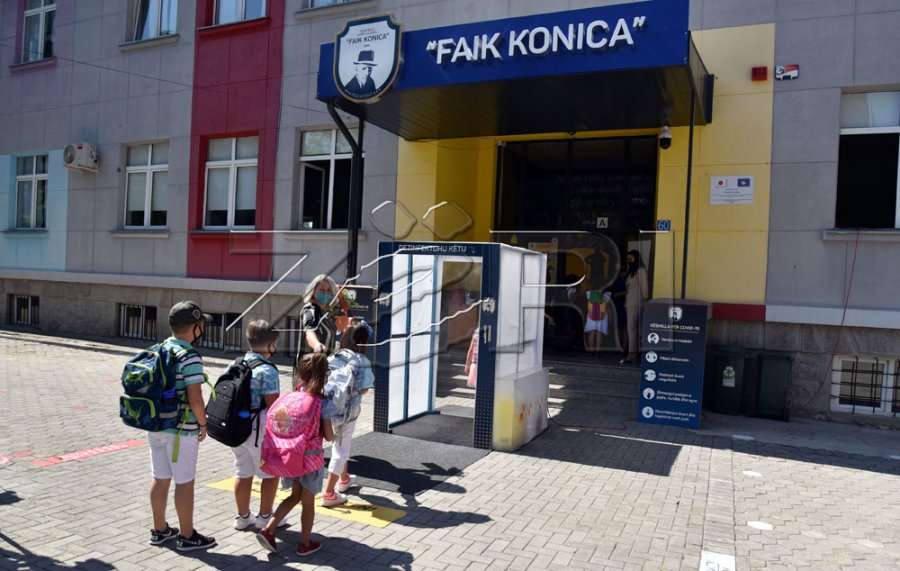 Shkolla “Faik Konica” vazhdon mësimin online, 4 mësimdhënës të infektuar