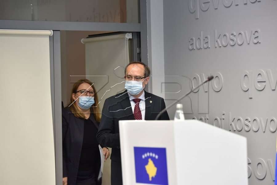 Hoti thotë se Qeveria është stabile, “s’ka nevojë për komunikim me parti tjera”