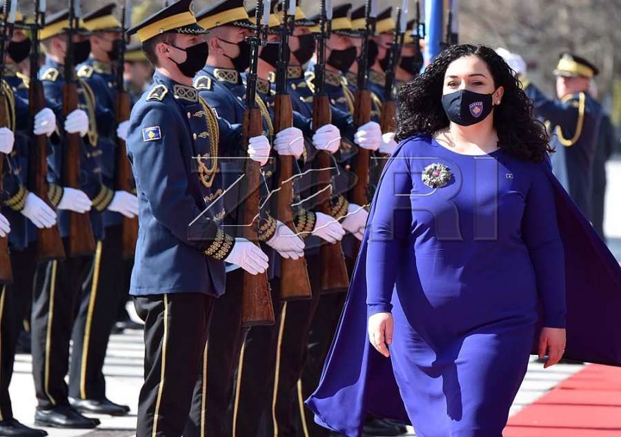 Ish-këshilltari i Thaçit e quan “supervashë” Osmanin, thotë se e kopjoi ceremoninë e inaugurimit