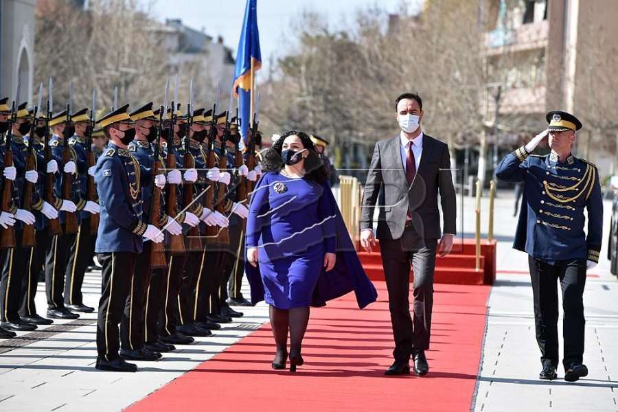 A u frymëzua presidentja nga Donika Kadaj-Bujupi? Historia thotë që ajo kishte veshje të njëjtë
