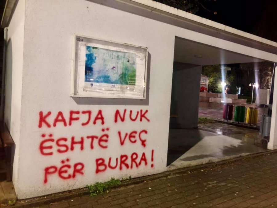 Vajzat e Deçanit me protestë: Kafja nuk është veç për burra