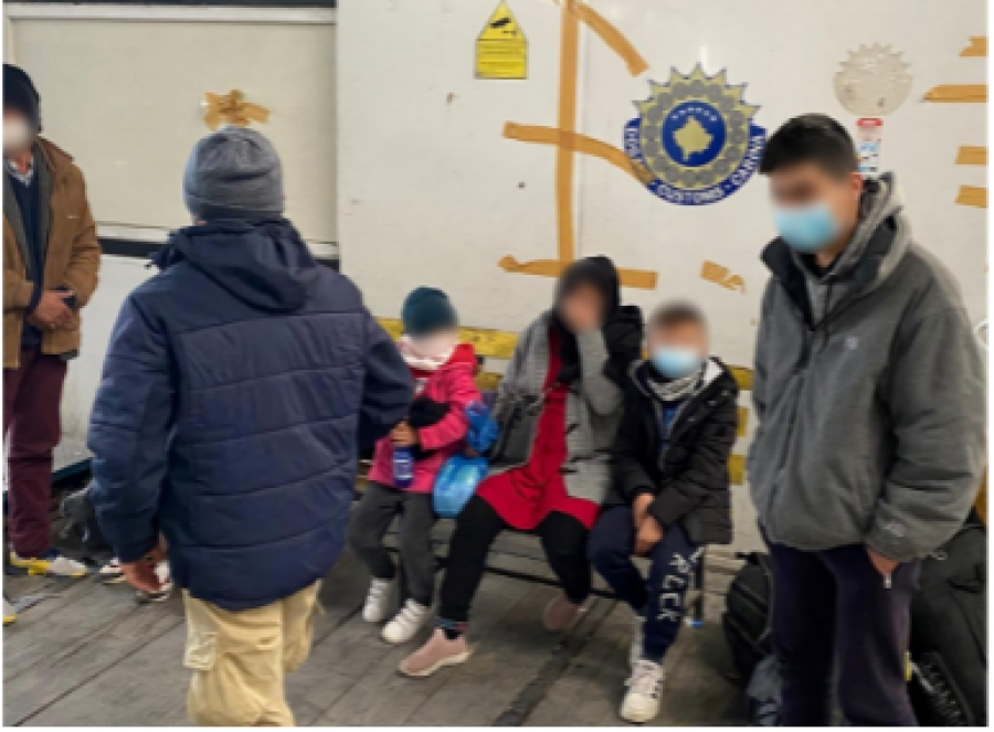 Kontrabandoi nëntë emigrantë nga Greqia, shtetasi i Serbisë ndalohet në Han të Elezit
