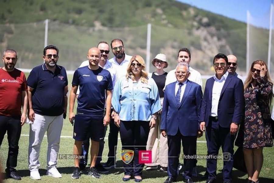 FC Ballkani nderohet me vizitë gjatë përgatitjeve nga dy figura të njohura