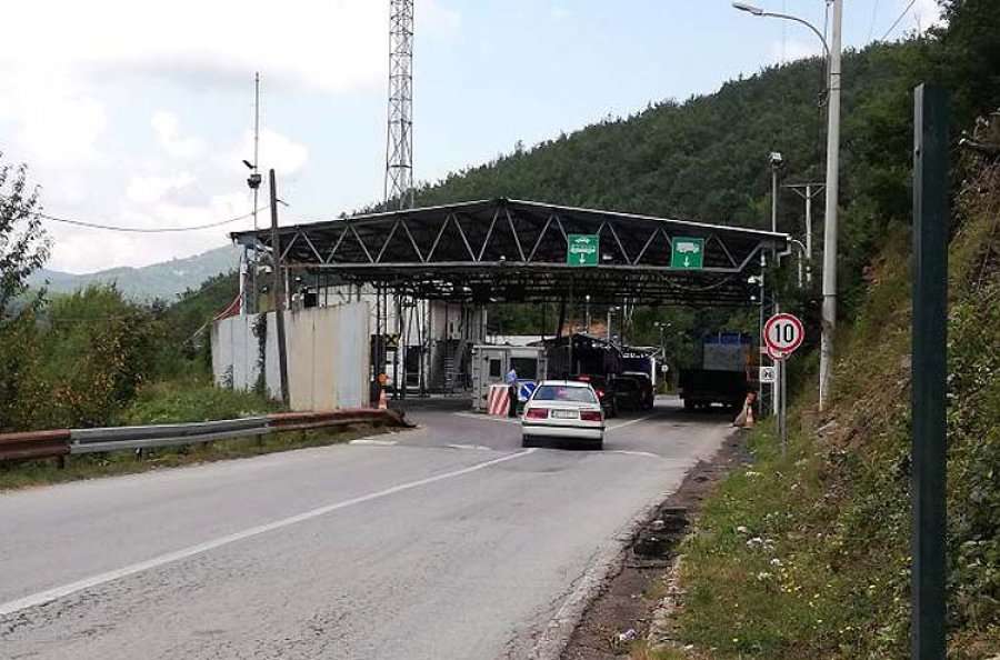 Bllokohen mërgimtarët, mbyllen pikat kufitare në Jarinjë dhe Bërnjak