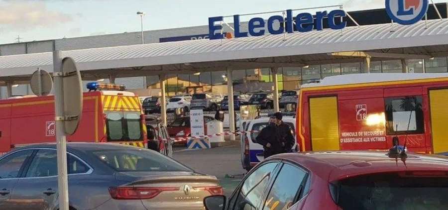 Sulmuesi i veshur si ninxha plagosi me shpatë dy police franceze