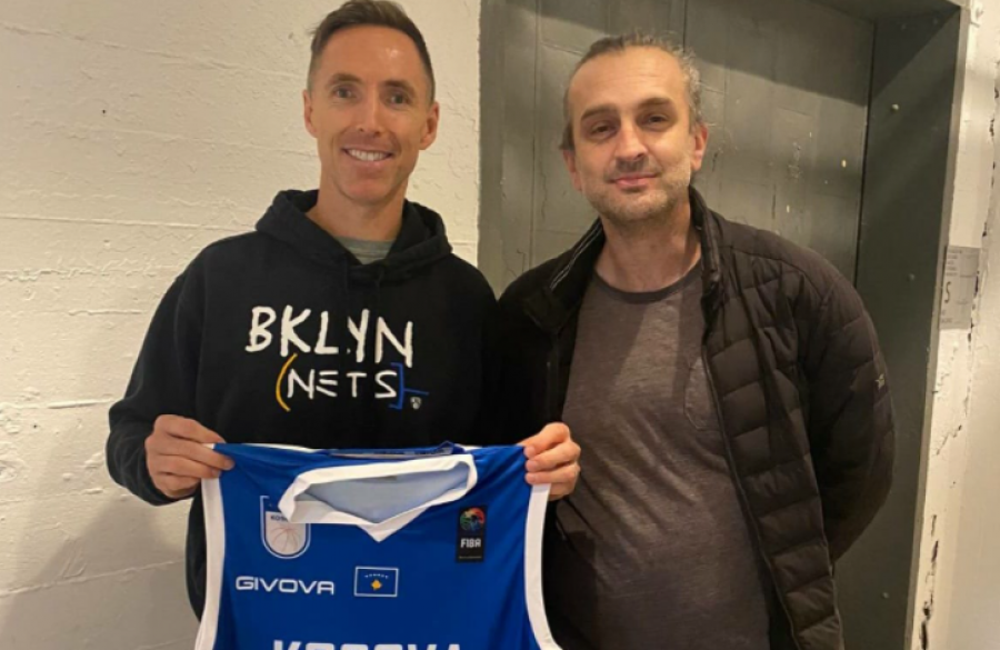 Legjenda e NBA-së, Steve Nash pranon me kënaqësi fanellën e Kosovës