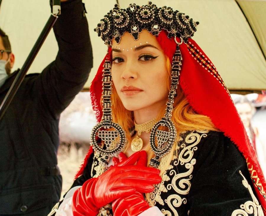 Me veshjet tradicionale, Rita uron pavarësinë e Kosovës