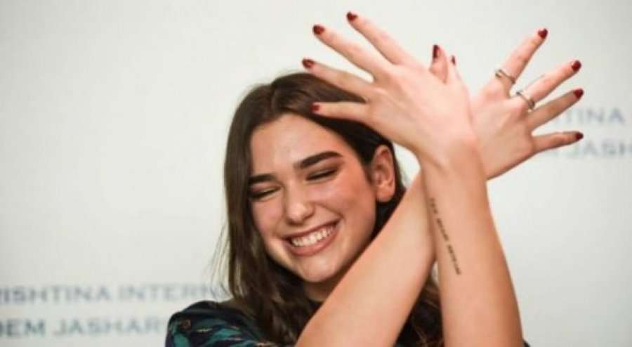 Dua Lipa kujton kohën e bombardimeve në Kosovë, ndihet krenare me 13 vjet shtet