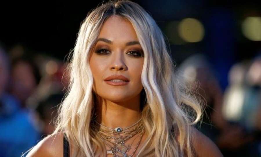 Rita Ora fotografohet me një djalë misterioz në plazhet e Australisë