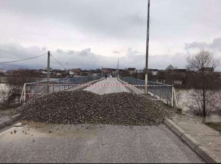 Ndalohet qarkullimi në urën e fshatit Rogovë të Gjakovës, rrezikohet shembja e saj