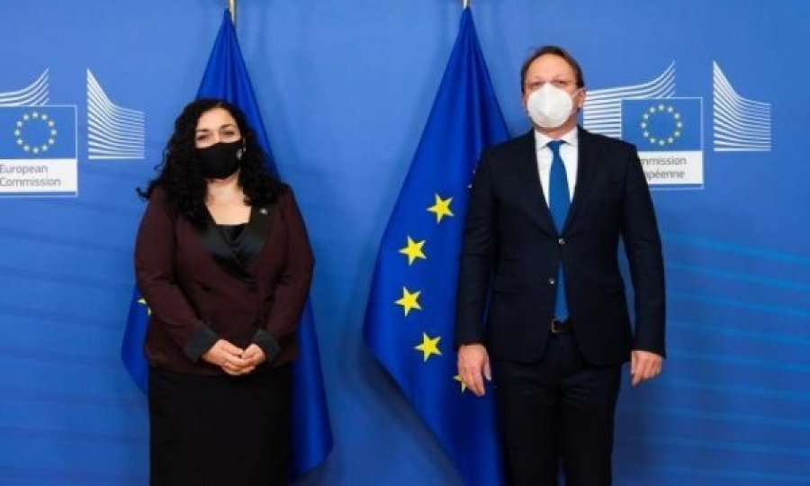 Komisioni Evropian i bie pishman që e quajti Kosovën si Republikë, fshin postimin dhe e zëvëndëson