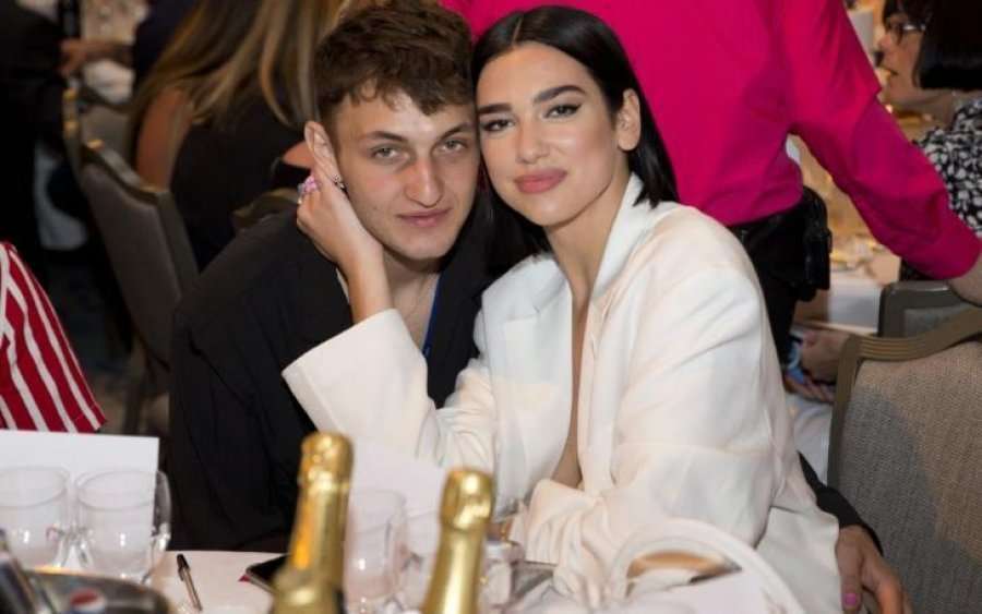 Babai i Dua Lipës publikon foto nga pushimet me “dhëndrin”, Anwari bën simbolin e shqiponjës me duar