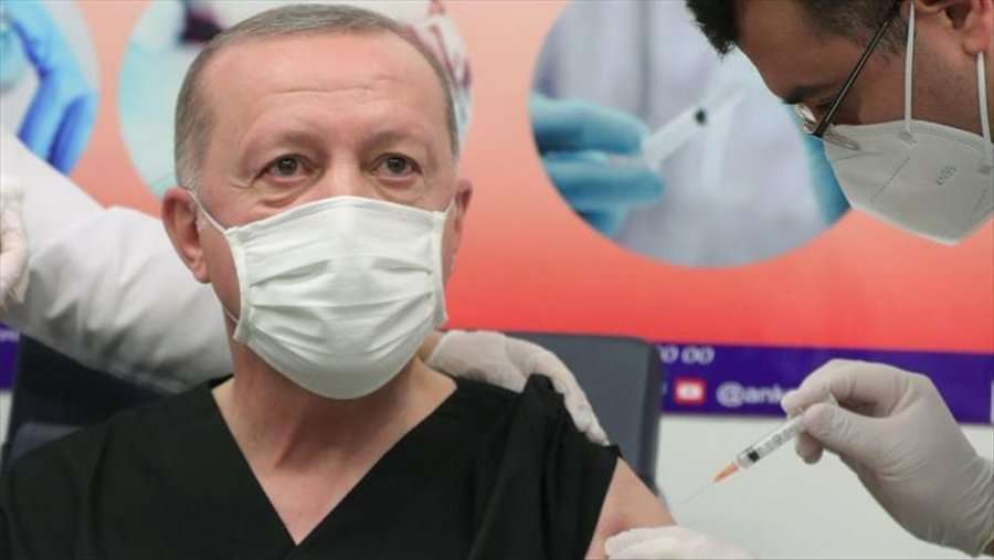 Presidenti Erdogan vaksinohet kundër COVID-19