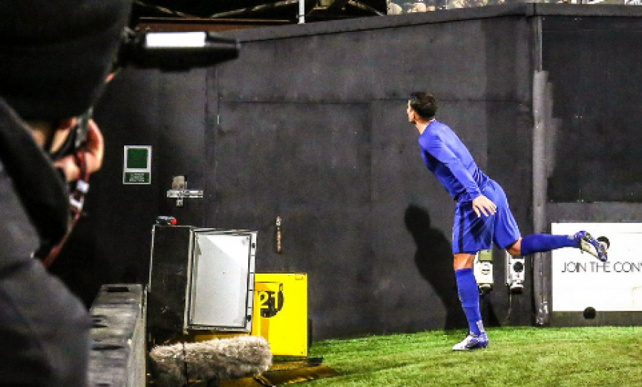 Gjest fantastik nga Thiago Silva, ia dhuron fanellën një punëtori ndërtimi pas fitores ndaj Fulhamit