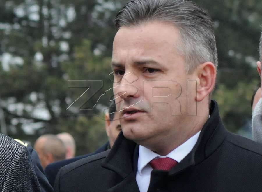 Jashari për fotografinë e Besartës në shesh, thotë se është vendosur për qëllime politike