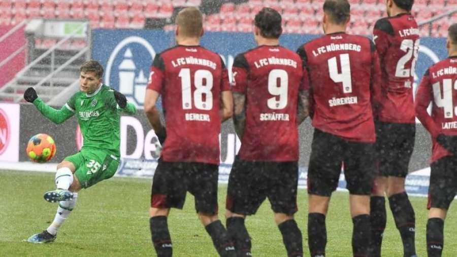 Florent Muslija shënon gol spektakolar nga gjuajtja e lirë për Hannoverin