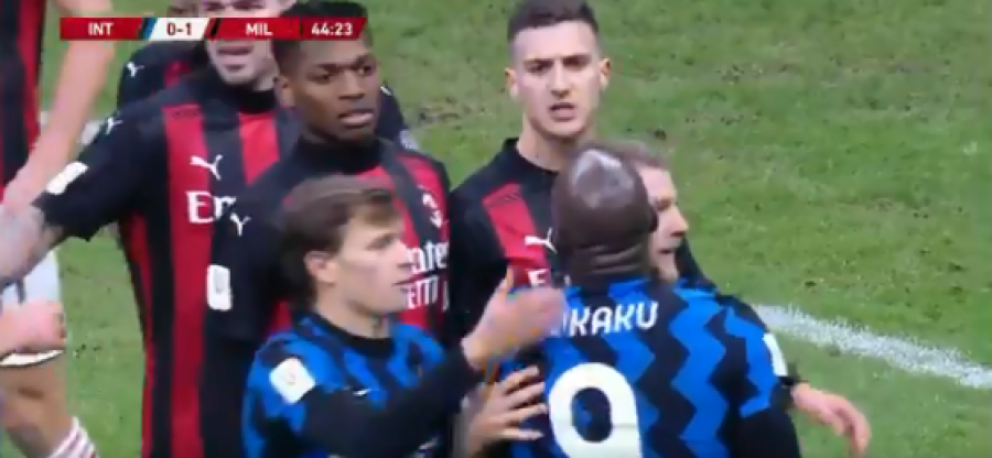 Tensione në derbin e Milanos, përplasen Lukaku e Ibrahimoviq