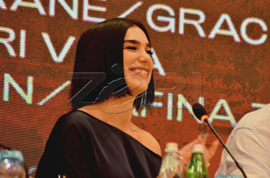 Dua Lipës ndjekësit i kërkojnë të tregojë se po i bën pushimet në Shqipëri