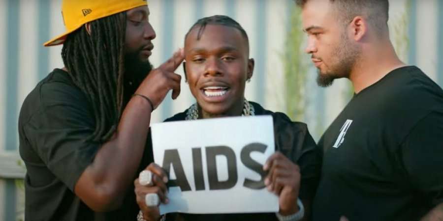 Pasi fyeu rëndë homoseksualët dhe të infektuarit me HIV, reperi i njohur kërkon falje