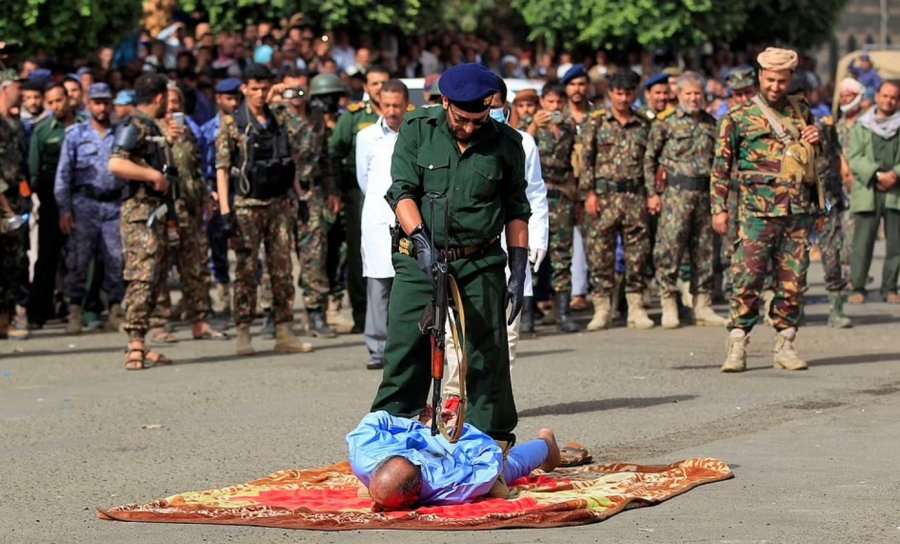 Kishin vrarë fëmijë, Jemeni ekzekuton tre burra në mes të sheshit me kallashnikov [foto]