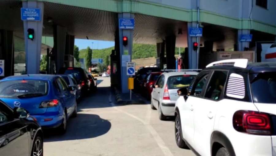 Greqia mbyll kufijtë, shqiptarët kalojnë tranzit nga Maqedonia e Veriut