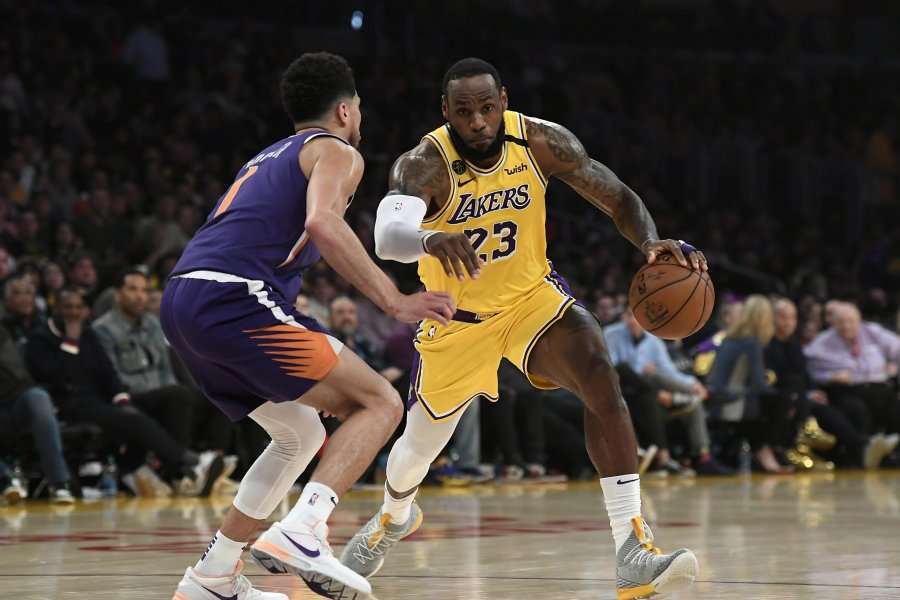 LeBron James nuk mjafton, Lakers mposhtet nga Phoenix Suns