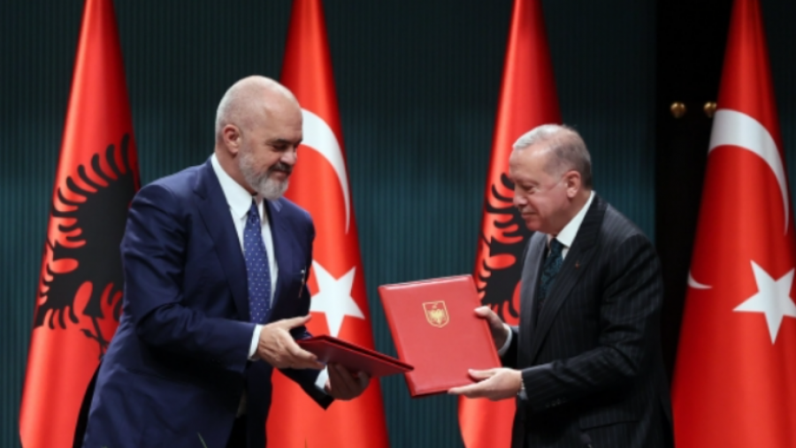 Zyrtare: Gjuha turke lëndë me zgjedhje në shkollat shqiptare, atje do të mësohet shqip