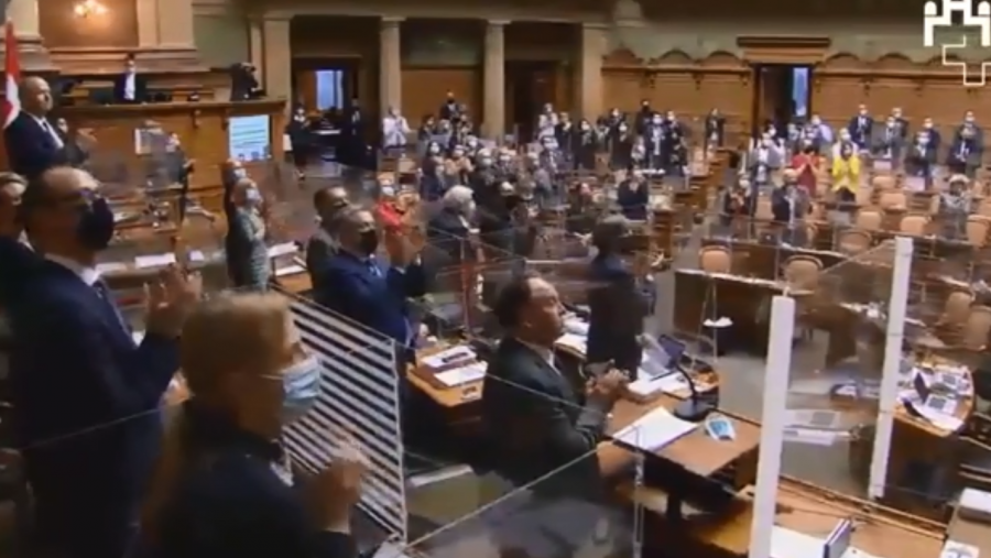 Parlamenti zviceran ngrihet në këmbë dhe duartroket Vjosa Osmanin (VIDEO)