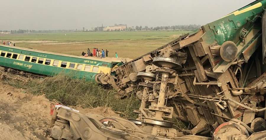 Treni del nga binarët, viktima dhe dhjetëra të plagosur në Pakistan