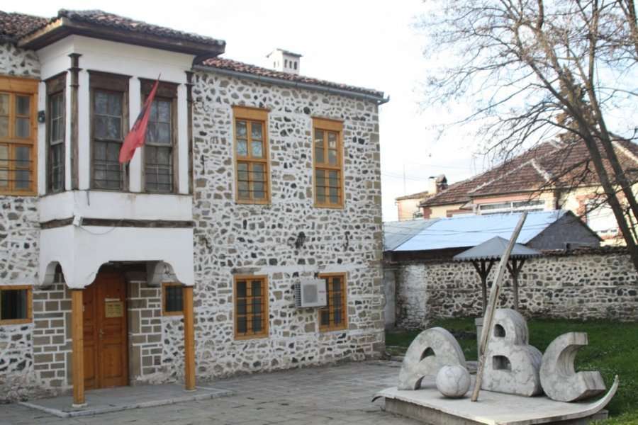 Shumë mësues nga Kosova mësynë Muzeun e Arsimit në Korçë, por e gjetën me dyer të mbyllura